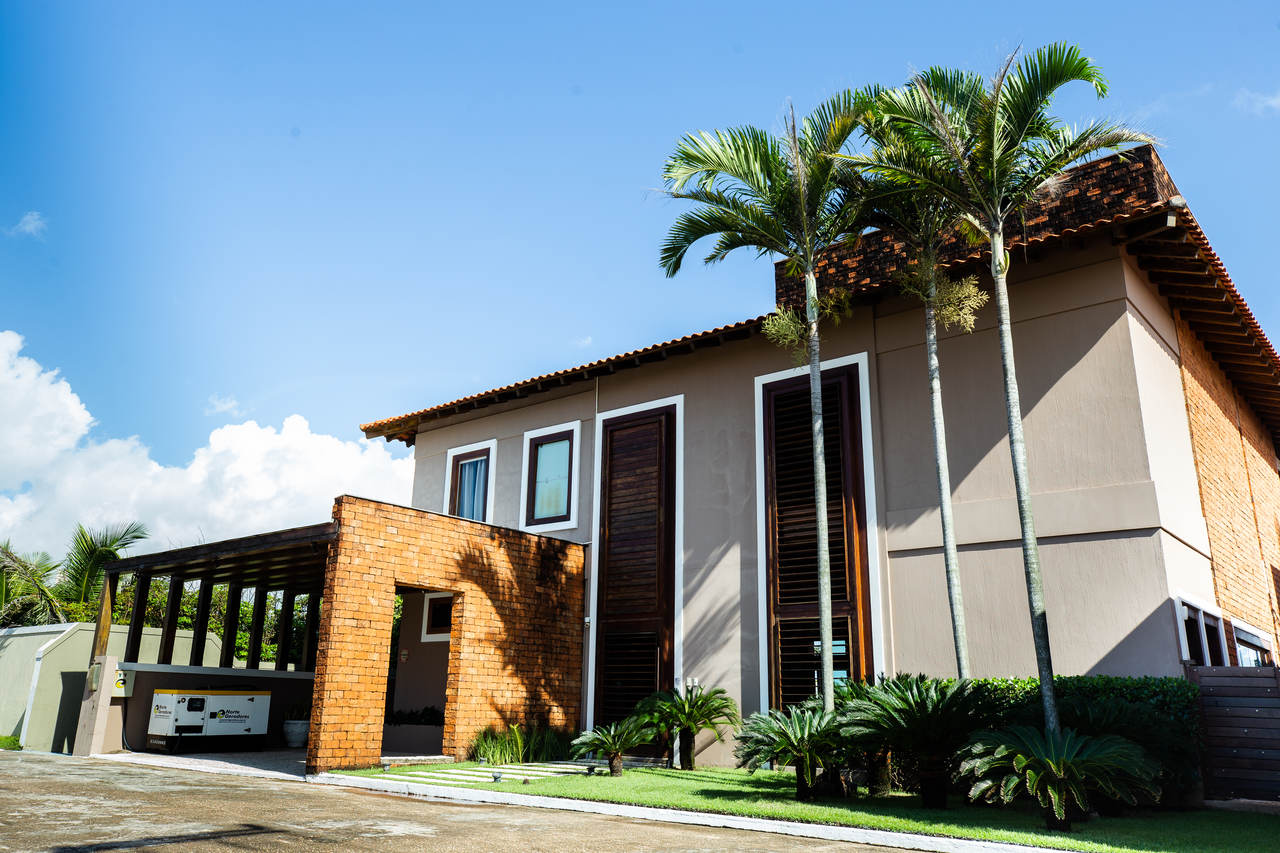 A outra frente da casa fica no condomínio em Salinópolis 