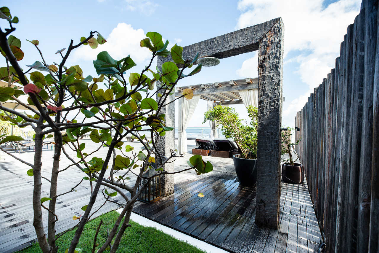 Casa de praia de frente para o mar em Salinópolis, no Pará, decorada com objetos Home Negrão Store