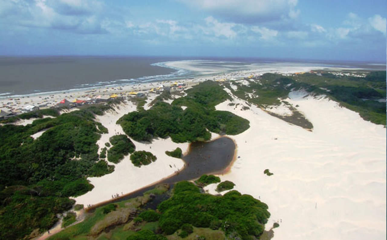 Vista aérea da Praia do Atalaia, em Salinas (PA)