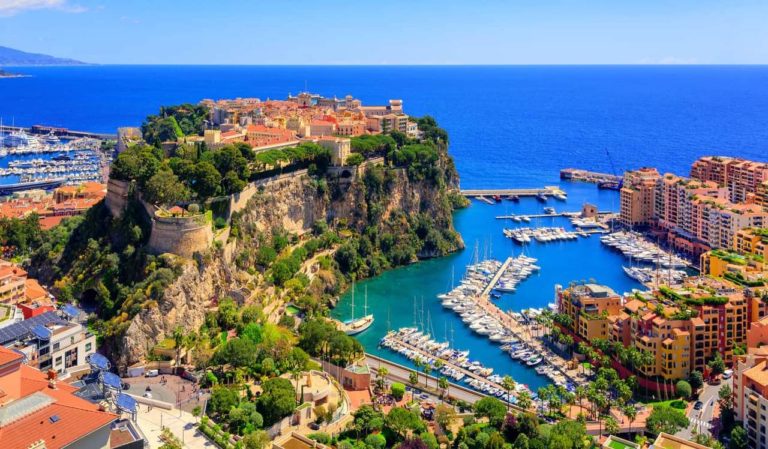 Vista aérea de Mônaco, uma pequena cidade-estado independente na zona costeira do Mediterrâneo, na França.