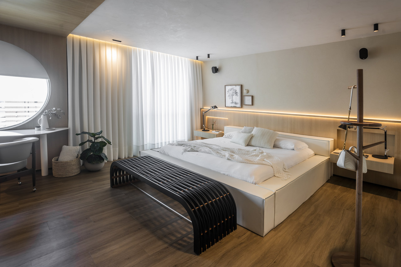 Quarto luxuoso do apartamento lembra quarto de hotel 