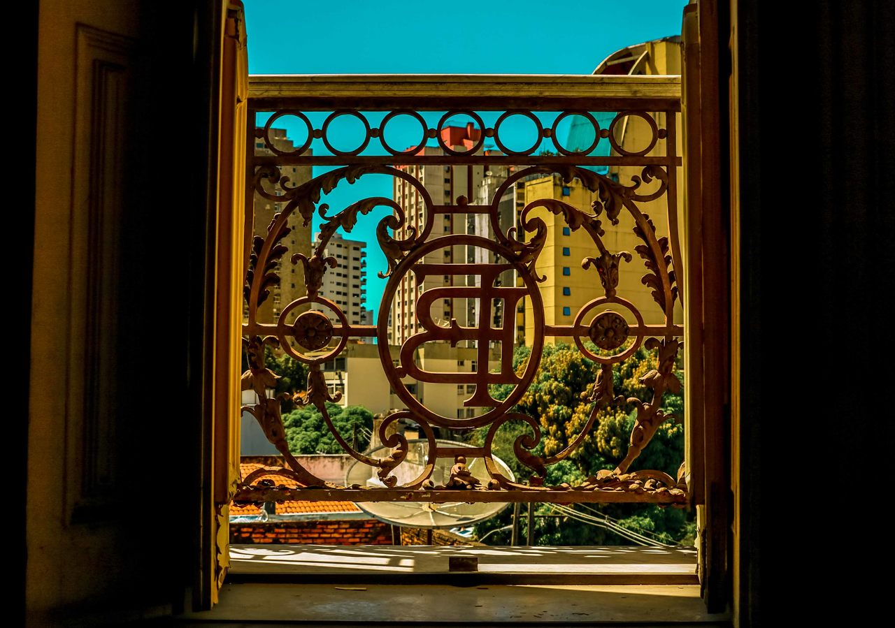 Iniciais no prédio do Palacete Bolonha, em Belém