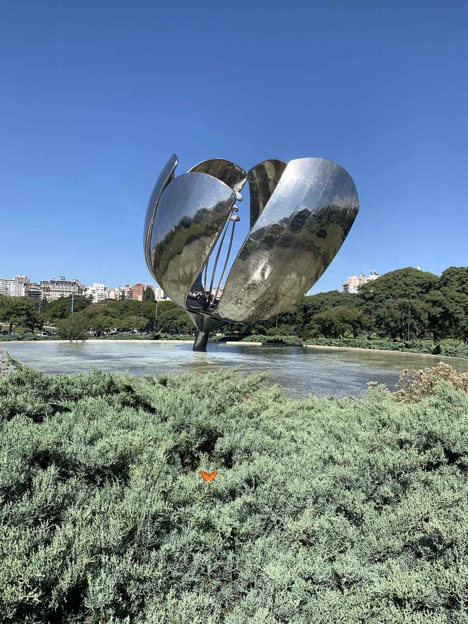 A Floralis Genérica possui pétalas de 13 metros de comprimento (Foto Rafael Belém)