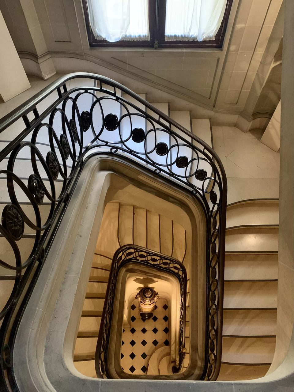 Escadaria no Museu Nacional de Arte Decorativa (Foto Rafael Belém)