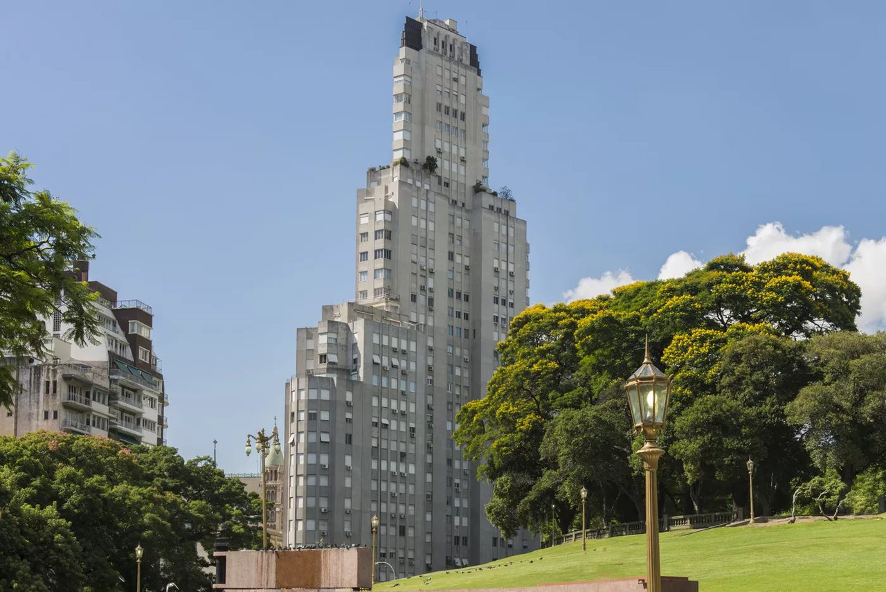 O edifício Kavanagh, no bairro Retiro, foi construído em apenas 14 meses (Foto Getty ImagesiStockphoto)