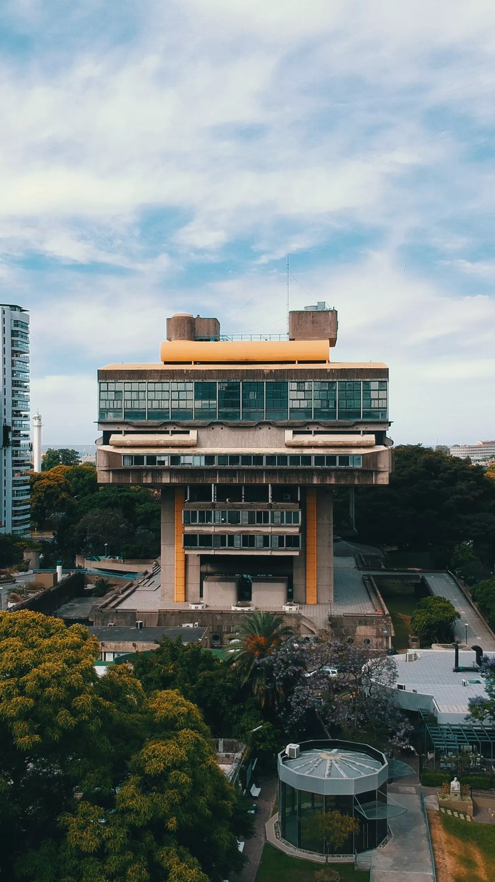 A Biblioteca Nacional da Argentina, com projeto brutalista assinado pelo arquiteto Clorindo Testa, Francisco Bullrich e Alicia Cazzaniga (Foto: Getty Images/iStockphoto)