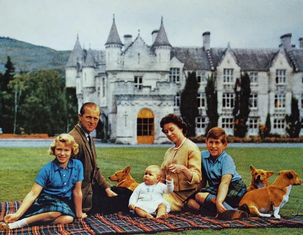 Rainha Elizabeth II, Duque de Edimburgo e seus filhos no Castelo de Balmoral Castle (Foto: Universal History Archive/Univer)