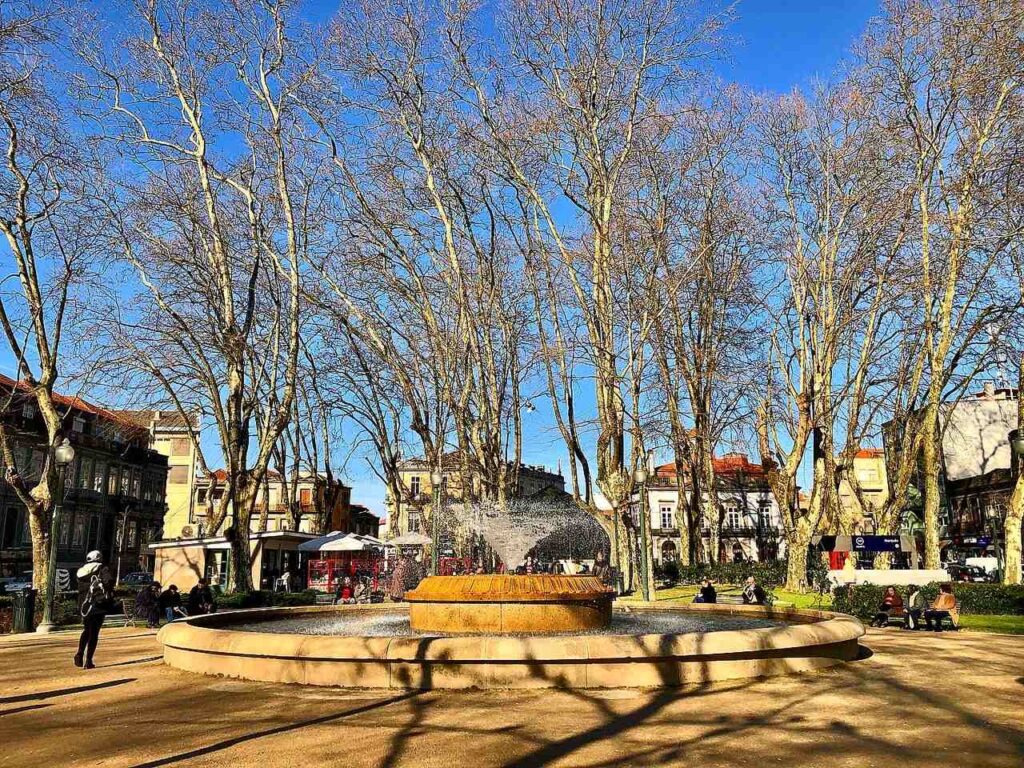 Apartamento localizado na Praça do Marquês de Pombal em Porto, Portugal 