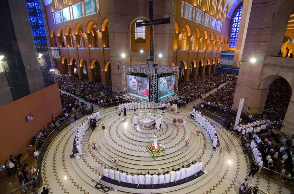 As celebrações acontecem na catedral em horários programados. Vale checar a programação oficial antes de ir — Foto: Getty Images