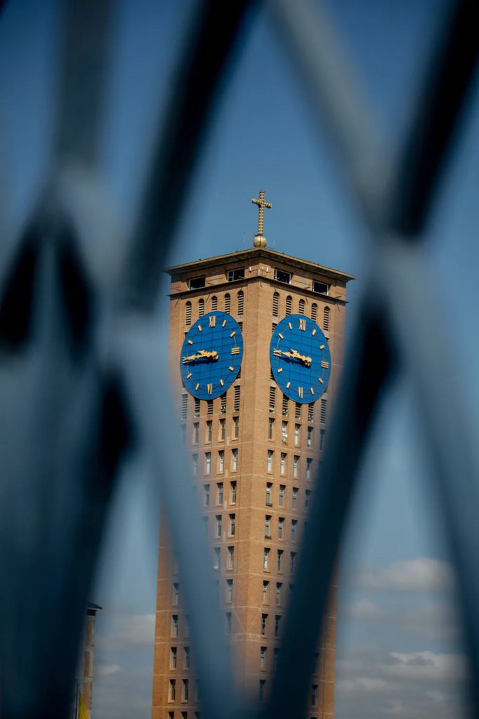 A torre de 18 andares do santuário — Foto: Getty Images