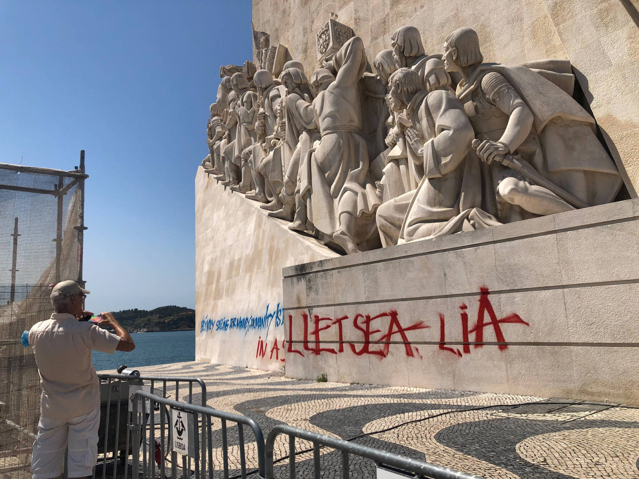 O Padrão dos Descobrimentos, em Lisboa, foi pichado em protesto com a frase em inglês "velejando cegamente por dinheiro, a humanidade está se afogando em um mar escarlate"