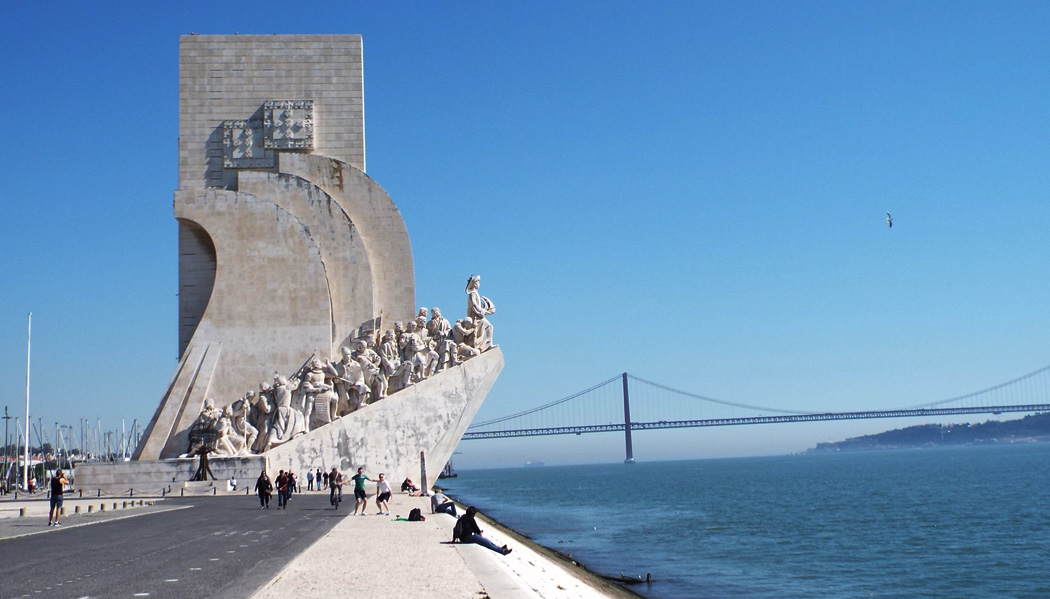 O Padrão dos Descobrimentos, ponto turístico em Lisboa, exalta personagens da época das navegações e do começo da colonização portuguesa