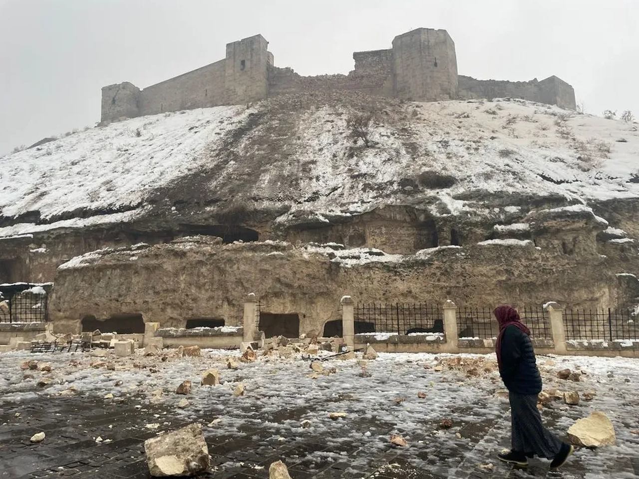 O estado do castelo após os danos causados pelo terremoto — Foto: Getty Images