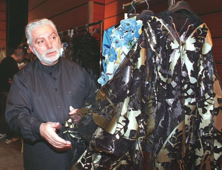 Paco Rabanne em 1999 durante a Semana de Alta Costura de Paris — Foto: Frederick Florin/AFP