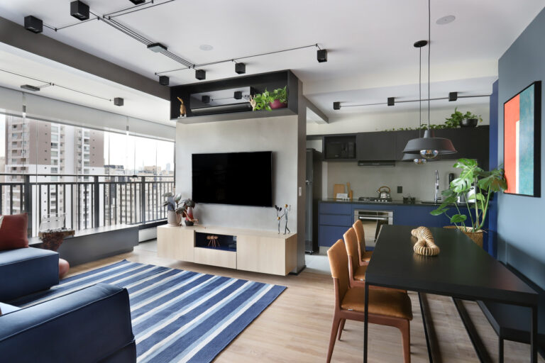 Casa e decoração: apartamento cosmopolita é decorado com cores fortes