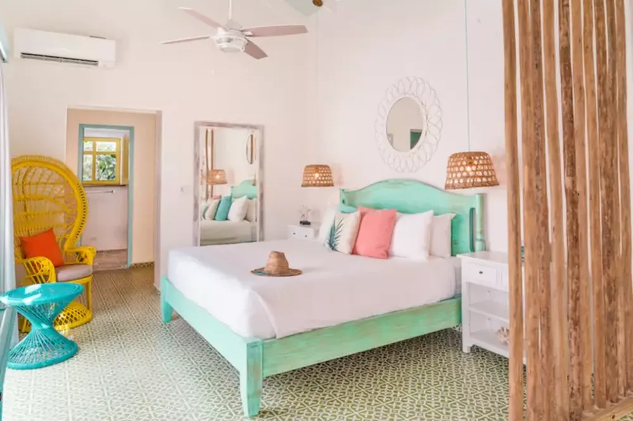 Com ares de casa de praia, esta casita ainda possui uma cozinha e um banheiro — Foto: Divulgação/Boardwalk Boutique Hotel Aruba