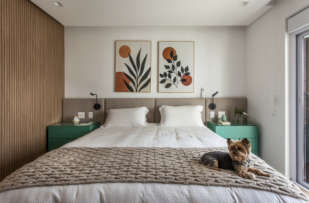 Além do casal, a pet adorou o quarto planejado aconchegante | Projeto de Korman Arquitetos (Foto: Eduardo Pozella)