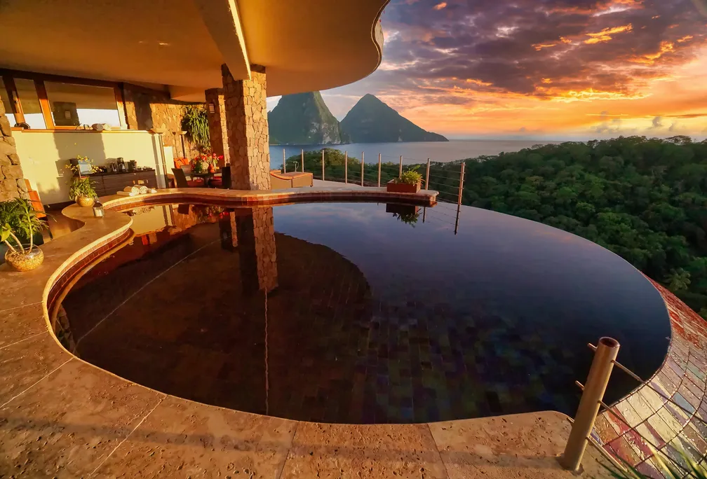 Todos os quartos não têm parede e contam com piscina de borda infinita que dá vista ao mar — Foto: Divulgação/Jade Mountain