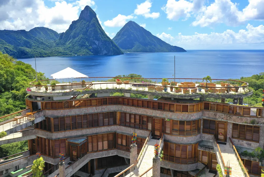 Resort "Montanha de Jade" se adapta à encosta da ilha de Santa Lúcia — Foto: Divulgação/Jade Mountain