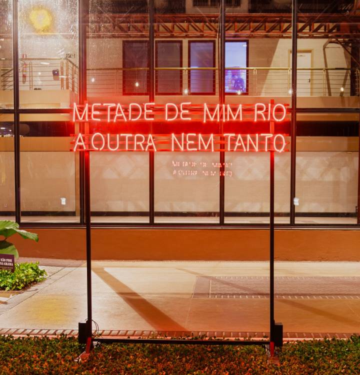Keyla Sobral apresenta peça em neon de vidro, nas cores verde e vermelha, para áreas interna e externa, respectivamente, que propõem um diálogo entre a palavra e a paisagem (Foto: Chico Atanásio)